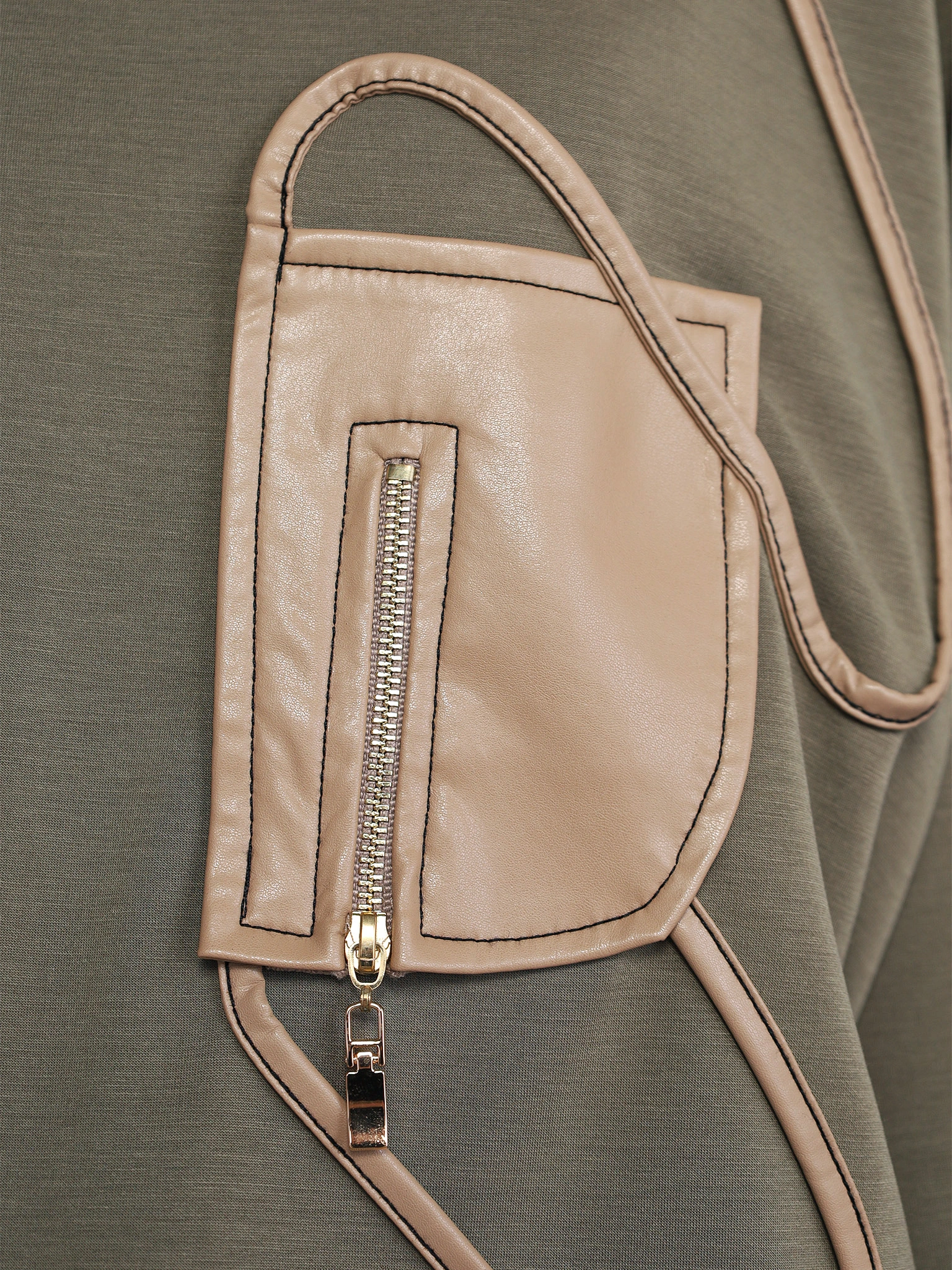 Джемпер цвета хаки с декоративной контрастной отделкой